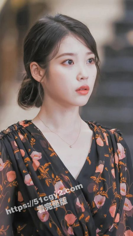 韩国歌手IU 李知恩 袖口疑似走光露奶 狗仔拍摄技术是真的强 挺拔的奶子一览无余！-51吃瓜网