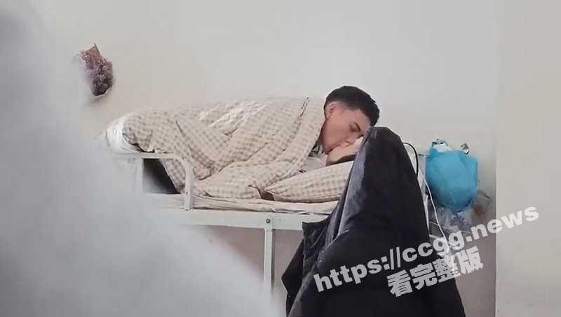 男人的钱不要太好赚！女大学生宿舍卖淫打炮  室友冒死偷拍完整过程！-51吃瓜网