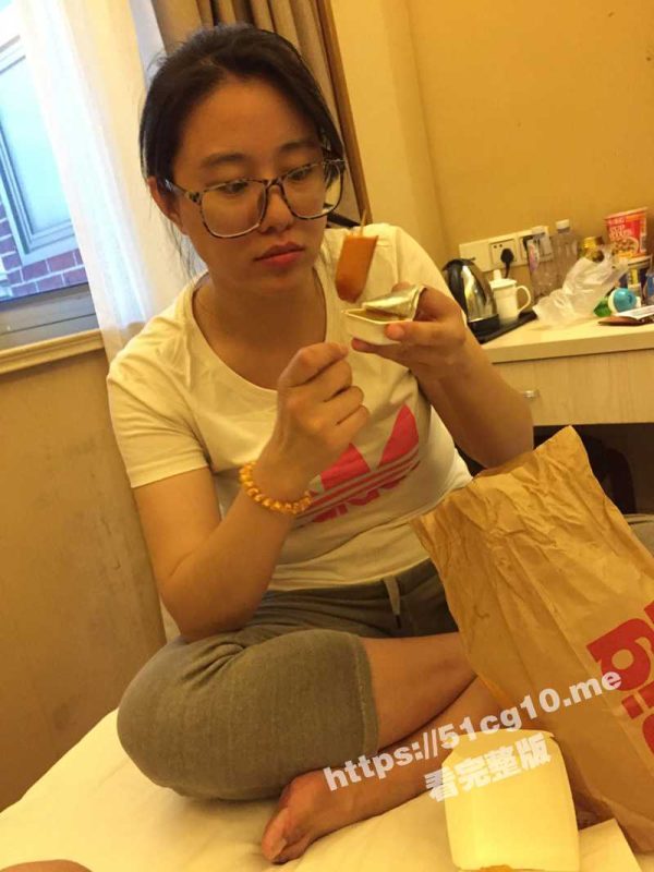 真良家知识分子 眼镜语文老师私生活极度反差 与老公露脸性爱私拍泄密 真心骚母狗还玩制服！-51吃瓜网