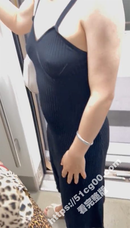 小小大神专拍胸沟，地铁女夏天眼花缭乱的清凉装，记录生活 62V大合集-51吃瓜网