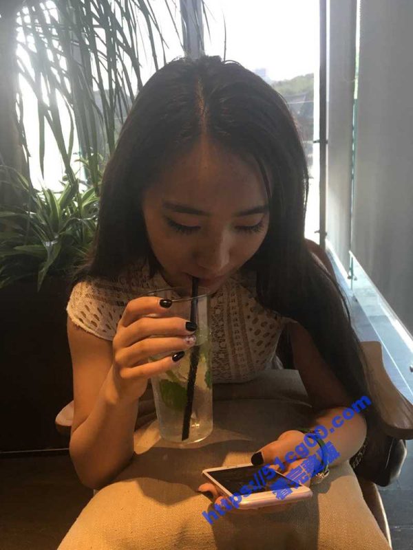 胡子哥约炮配合度很高的绝色高颜值四川妹子，真是婊里不一啊，堪称经典！-51吃瓜网