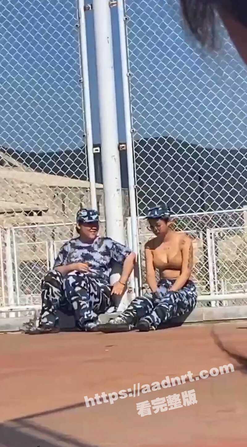 大学军训变了味!多所高校军训舞蹈引热议,有的穿“内衣”热舞,有的动作尺度大,秀身材是艺术还是低俗? - 51吃瓜网-51吃瓜网