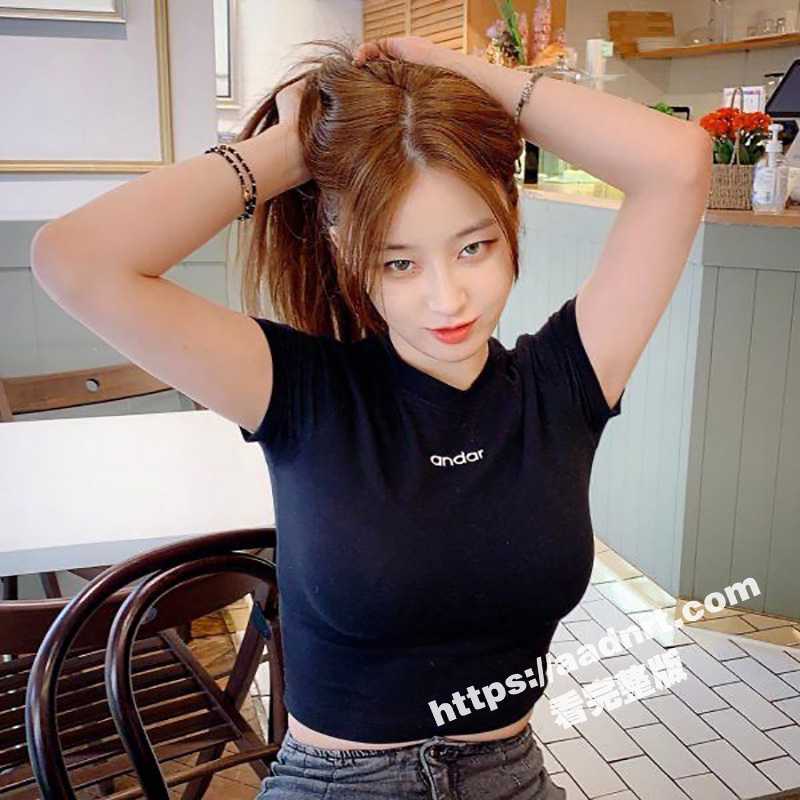 嫩模也爱寻刺激！国外巨乳模特 KimWooHyeon 在后楼梯帮男友口交 影片泄漏流出！-51吃瓜网