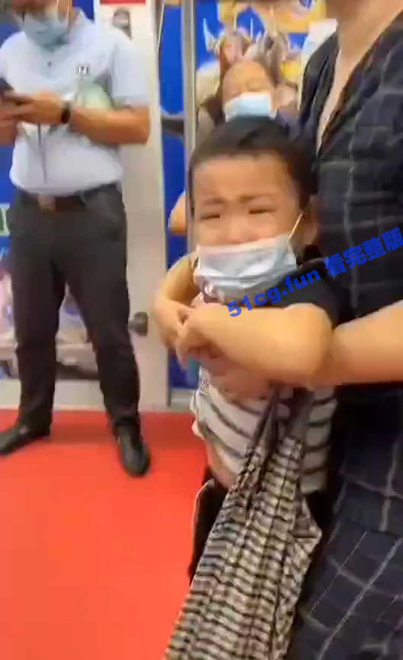 杭州地铁熊孩子坐小姐姐大腿摸胸事件 小姐姐反被网暴辱骂 - 51吃瓜网-51吃瓜网