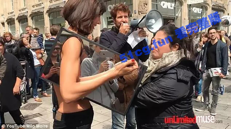 街头盒子摸奶抠逼！给陌生男子摸奶抠逼，上百人围观！行为艺术家Milo Moire-51吃瓜网