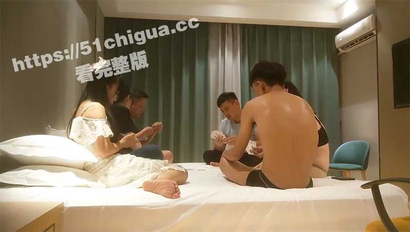 史上最强换妻，骚妻们盛装打扮穿着小白裙来玩6人淫趴场面极其淫乱，看到老公操别人索性报复性做爱！-51吃瓜网