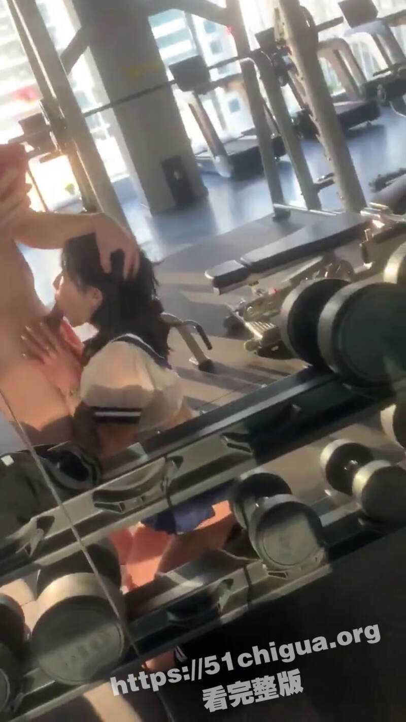 健身房里的淫荡事！魁梧健身教练跟娇小美女学员旁若无人口交做爱打炮 - 51吃瓜网-51吃瓜网