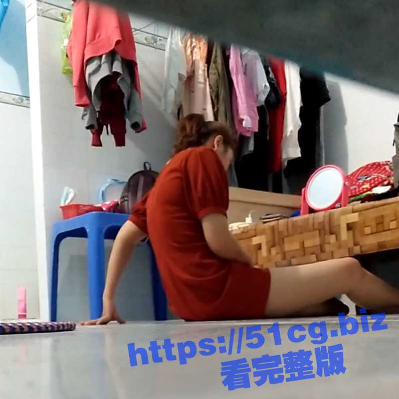 小偷入室偷东西未果 躲在床底意外偷拍到女主人在家饥渴扣穴自慰 偷拍过程险些被发现-51吃瓜网