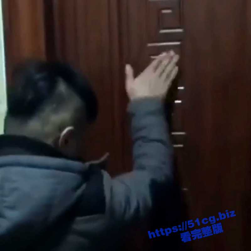 男子强行破门而入 瞬间抓住正在出轨狗男女 两人衣衫不整 面对质问女子跪地求饶！-51吃瓜网