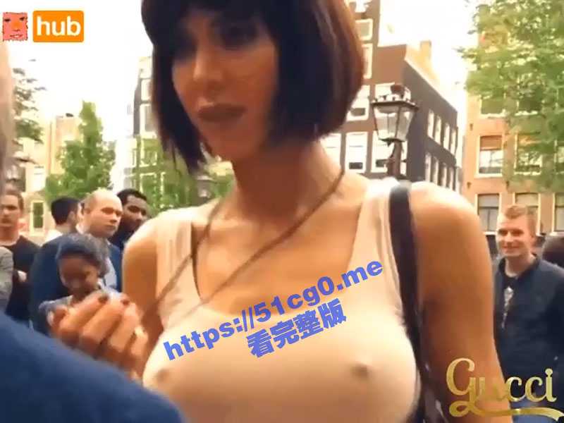 摸逼盒子 瑞士行为艺术家 街头真空穿盒子 光明正大被摸奶扣逼 看她表情是很爽啊-51吃瓜网