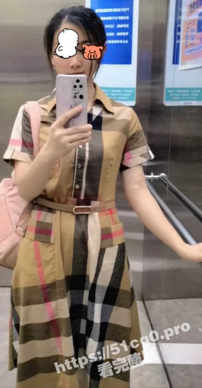 揭阳夫妻绿帽史 人前端庄贤惠的妻子在私底下竟然这么变态 在沿江路用假鸡巴自慰 此时动情的她可是谁都可以上的哦-51吃瓜网