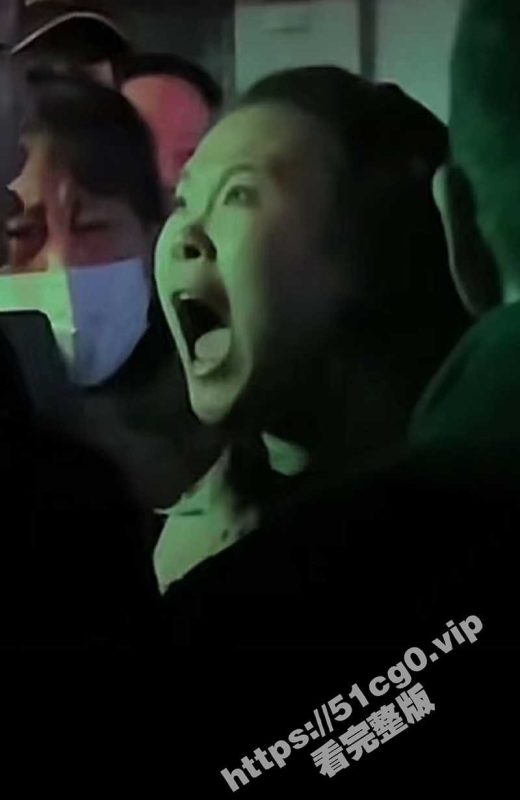 闯红灯的父女 趾高气昂大骂的咆哮姐 上热搜 围观路人见了都摇头-51吃瓜网