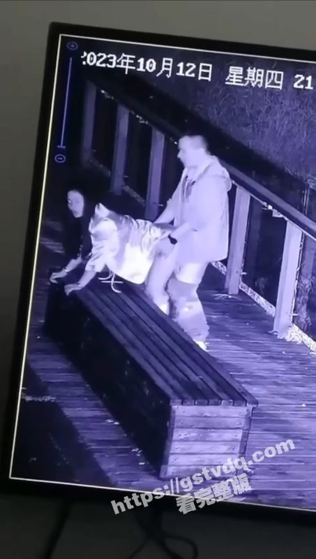 小情侣深夜公园野战 被监控拍下完整视频！比之前那个虞山森林防火中心还牛！-51吃瓜网