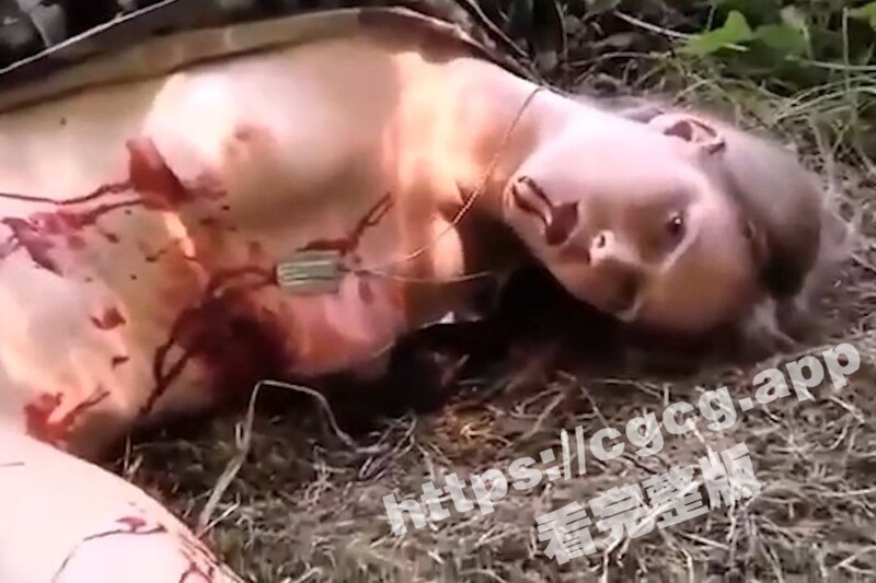 战争真的好残酷！俄乌战争期间 俄军把死去的乌克兰女兵衣服扒光 然后再用枪戳进其下体！-51吃瓜网