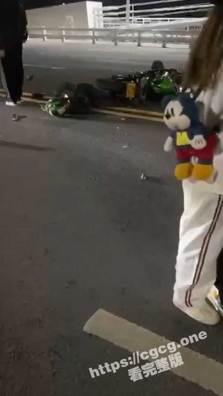 现在骑车妹儿的太生猛了！嗖一下就过去了 啪一下就躺地上了！-51吃瓜网