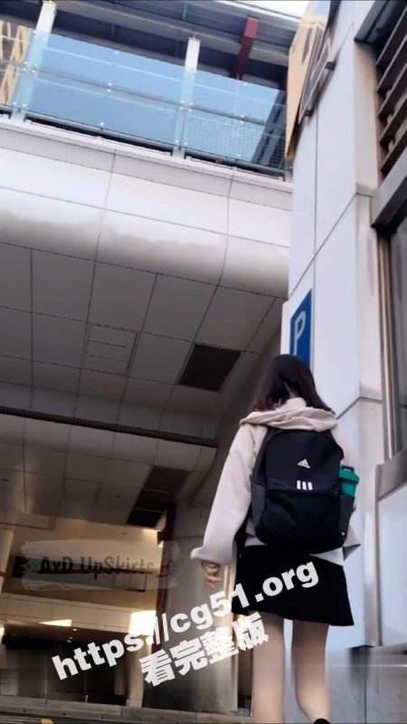 大神跟踪尾随偷拍美女前台 意外发现骚逼竟然无内到处逛街坐地铁!还是一个无毛白虎小骚逼 果断伸手撩裙子-51吃瓜网