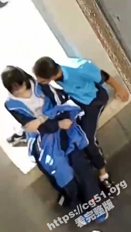 甘肃陇南徽县4中学生在楼下亭子里直接开干 男的扣完逼还舔自己的手  以后一定是个舔逼的好苗子-51吃瓜网