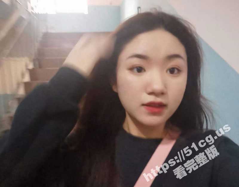 瓜友分享 出差趁机拿下公司同事 应酬完回酒店进门就舌吻 吻到她淫水四流 当晚直接无套内射小骚逼-51吃瓜网