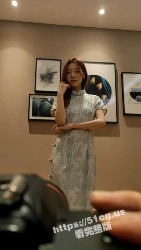 甜美小虎牙野模穿着旗袍 美臀骚穴被摄影师摆弄 各种诱人姿势 摄影师忍不住 还给撸屌口交！-51吃瓜网