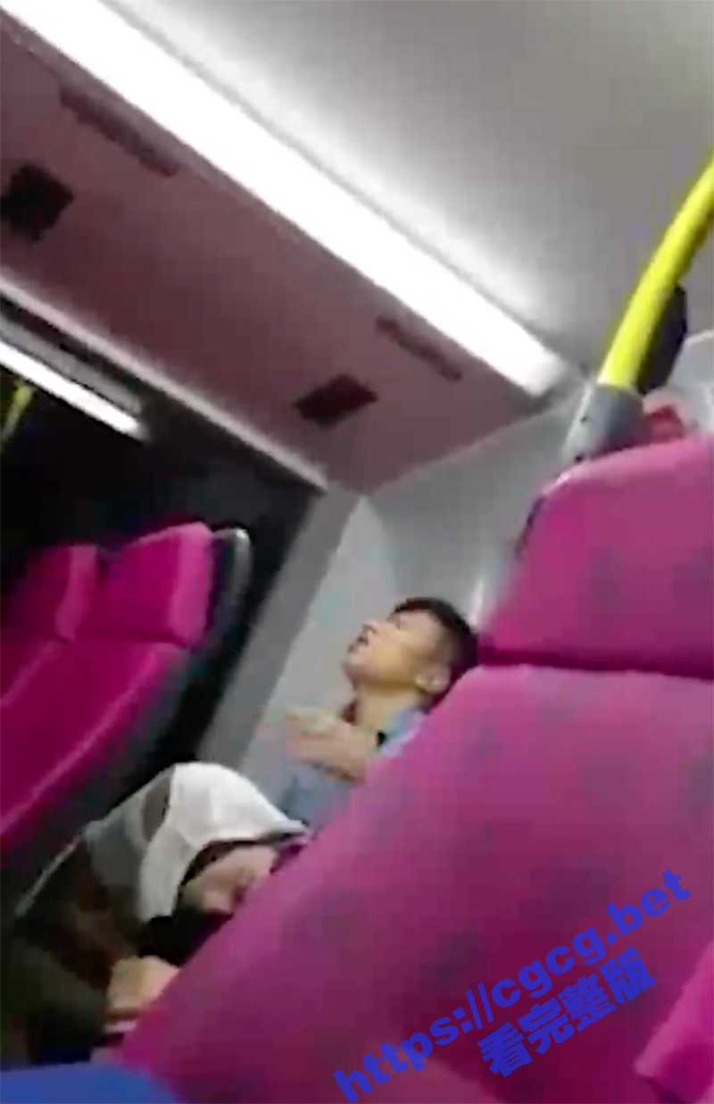 性急情侣寻刺激 公交车上掀起裙子扣逼 最后还不忘闻一闻手指上的骚水味道! - 51吃瓜网-51吃瓜网