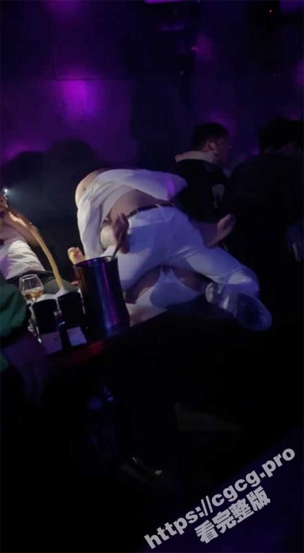 骚逼夜场大厅抽大烟抽嗨了 在酒吧点男模 直接假装被舔脚白色内裤都湿了一块-51吃瓜网