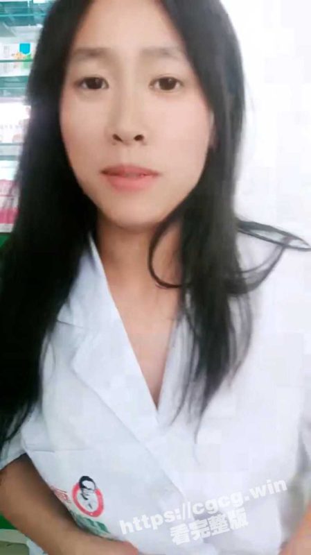 极品眼镜药房女店员 药店上班时 穿开裆裤直播跳蛋自慰 来人买药从后面掰开屁股给观众看！-51吃瓜网