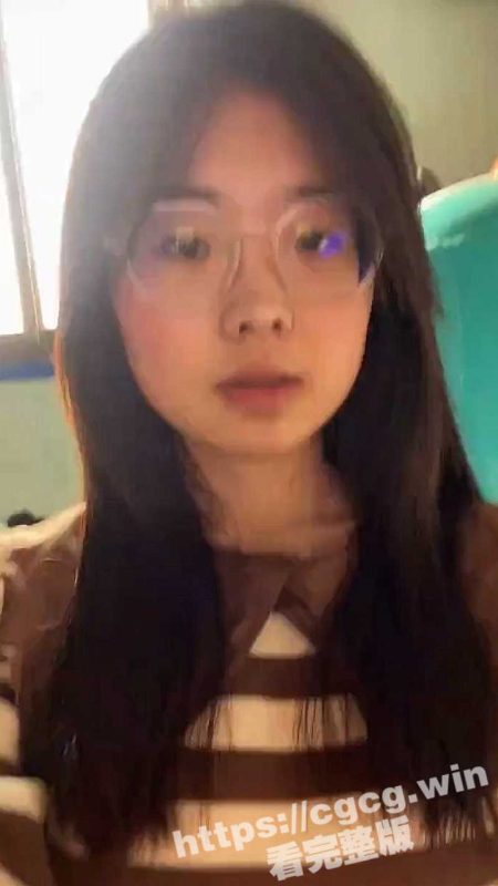 苏州常熟理工学院 大一眼镜学妹 乔欣蕙 完成金主各种任务 掰开粉嫩小穴给你看！-51吃瓜网