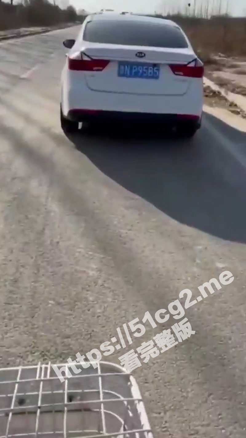 贴着玻璃偷拍人家车震 会不会被打啊 - 51吃瓜网-51吃瓜网