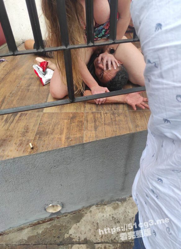 老外家暴 大奶妹子打男人 这是什么惩罚 看我不熏死你 这逼腥味肯定很重-51吃瓜网