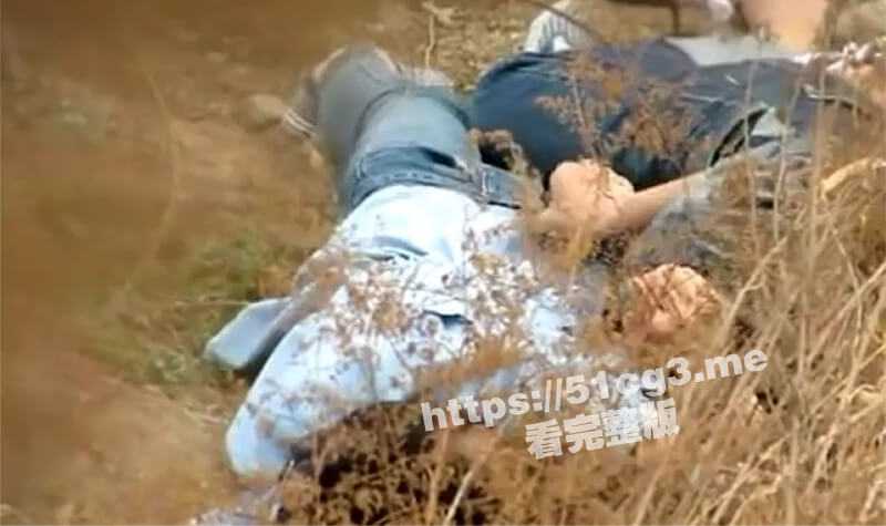 西安桃花潭公园 两学生情侣荒草掩护席地野战 干完用纸巾擦一擦 手牵着手开心的离开-51吃瓜网