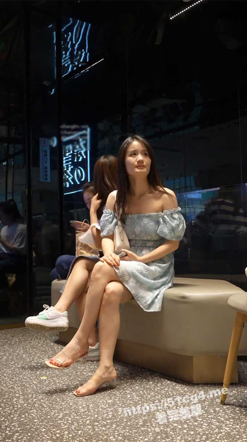 大神尾随偷拍美女裙底风光 透明抹胸花裙 高跟配情趣骚丁 正面镂空露深深逼缝 又是反差婊一个 - 51吃瓜网-51吃瓜网