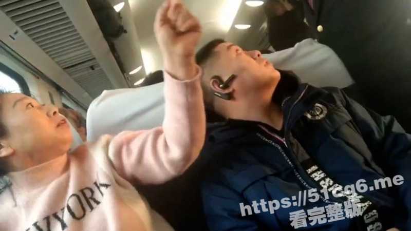 山东女子火车上霸占座位 乘警过来调节时 争执的对白好像在说相声 让人引俊不止 超级搞笑！-51吃瓜网