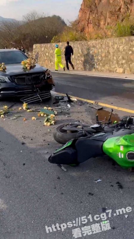 这婚结的真触霉头！浙江绍兴四明山高速 摩托车过弯压线撞上接亲头车 奔驰气囊都炸了 ！-51吃瓜网