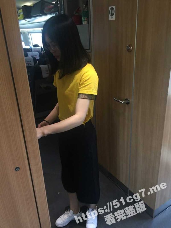 牛逼大神在高铁上安装摄像头 偷拍漂亮的小姐姐们如厕 还拍了人脸出镜！-51吃瓜网