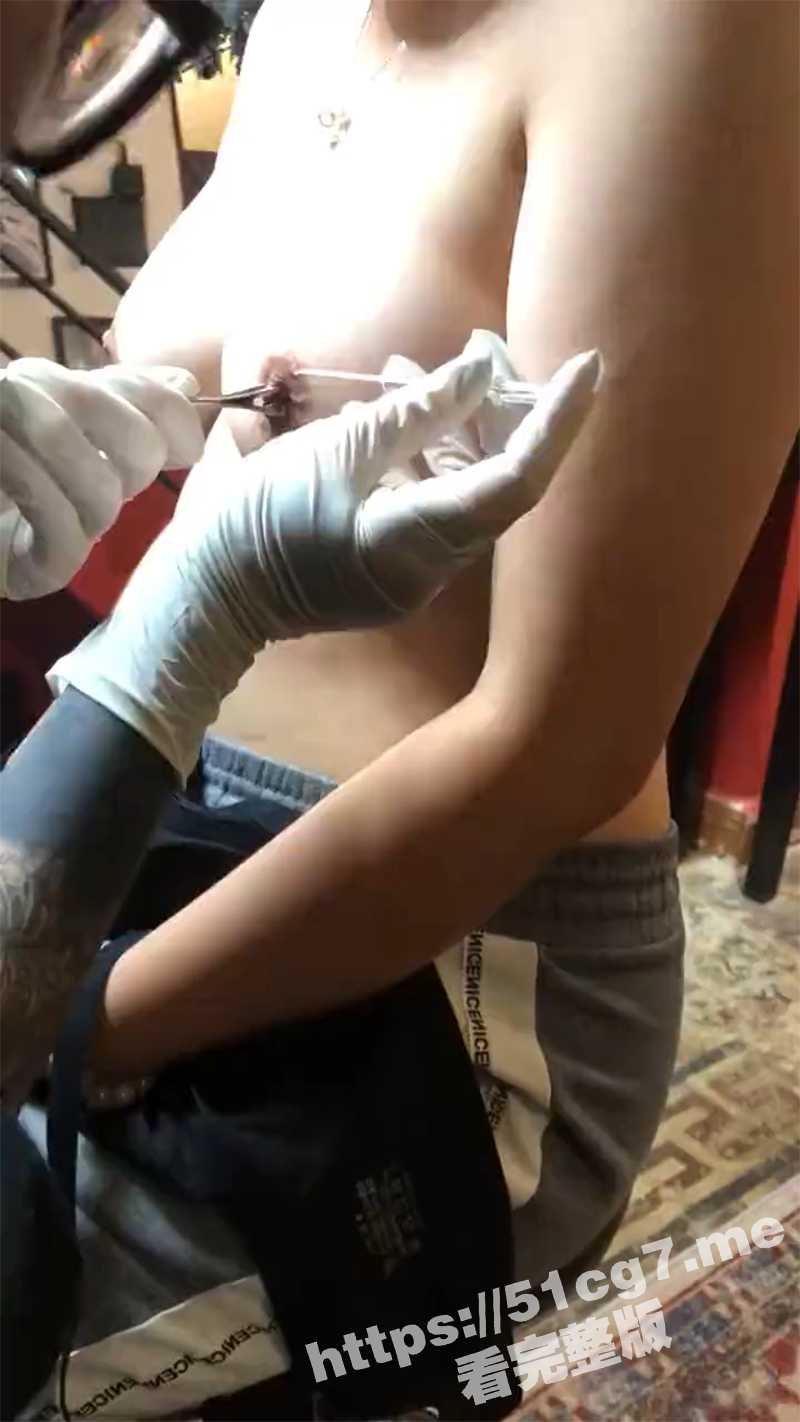 大开眼界 前所未有!纹身店一女子给乳头戴乳环视频流出! - 51吃瓜网-51吃瓜网