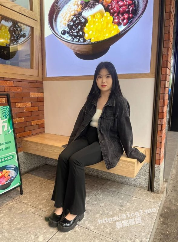 零零后反差婊美女 宋绮玉 与男友自拍性爱视频 嫌弃男友鸡巴不够大 要自己抓个小棒棒刺激-51吃瓜网