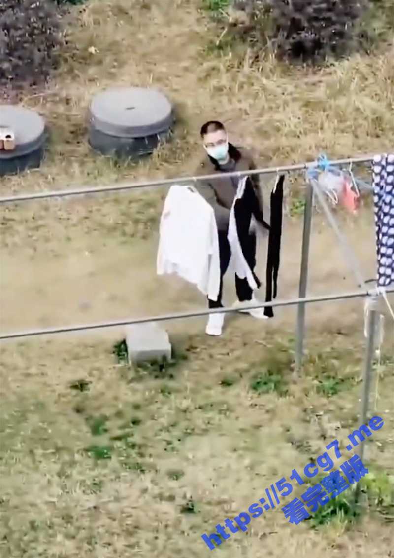 猥琐眼镜男子 大白天学校宿舍后偷女生内衣被偷拍上传 网络疯传集体讨伐！ - 51吃瓜网-51吃瓜网