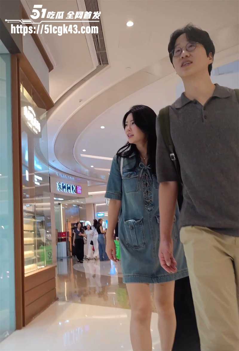 商场抄底偷拍！气质美女真空与男友逛街 完美角度偷窥一线天美鲍 全程贴身式追拍 刺激感爆棚！ - 51吃瓜网-51吃瓜网
